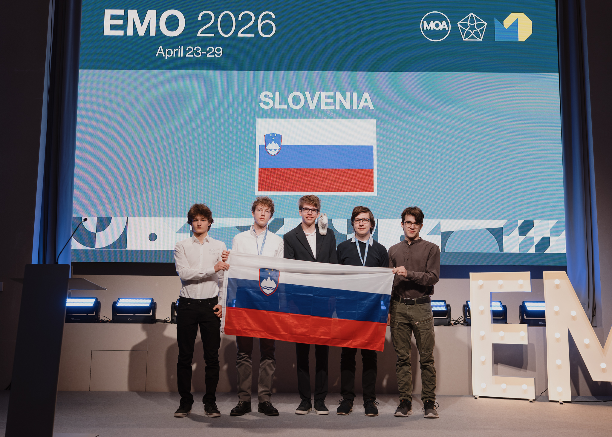 Slovenska ekipa na otvoritvi (ena tekmovalka je prispela naknadno)